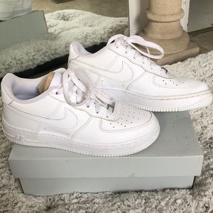 NIKE white low top Air Force 1’s